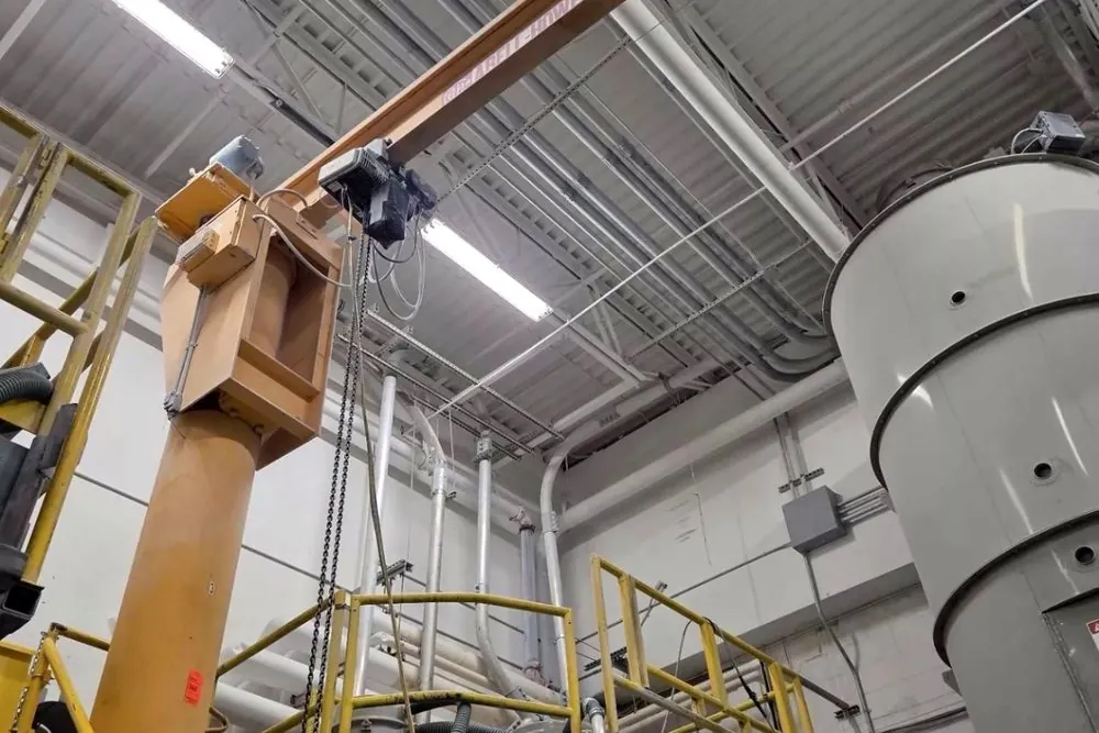 Freestanding jib crane in an industrial plant